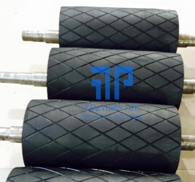 GIA CÔNG ĐẮP TRỤC CAO SU XẺ RÃNH MẮT CÁO