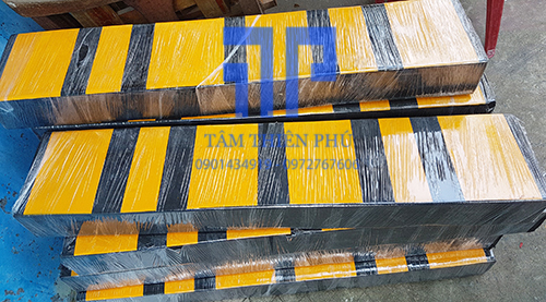 Đệm cao su chống va đập có phản quang